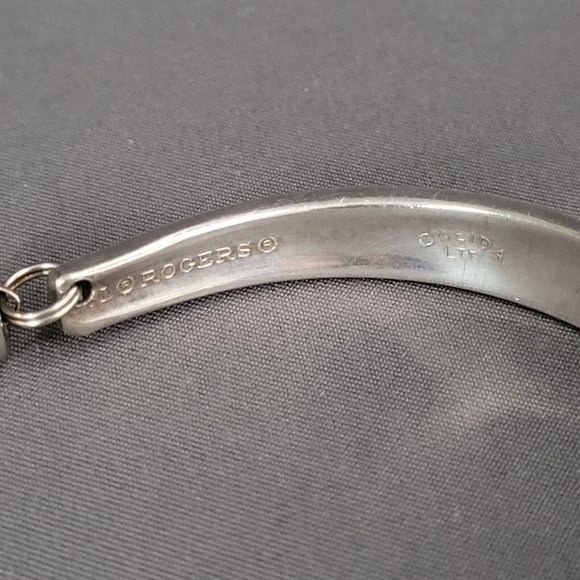Rogers Signed Silver Tone Utensil Fashion Bracelet Lock Key Charm 5 3/4 in - Picture 4 of 6